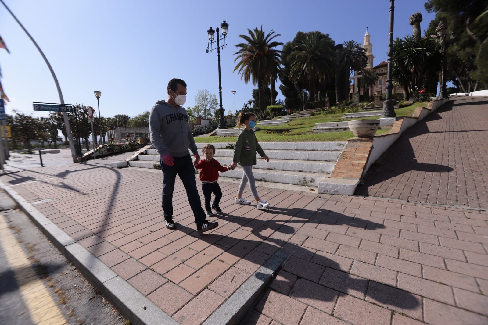 Los más pequeños salen con sus bicicletas, juguetes y pelotas en una mañana soleada en la costa granadina