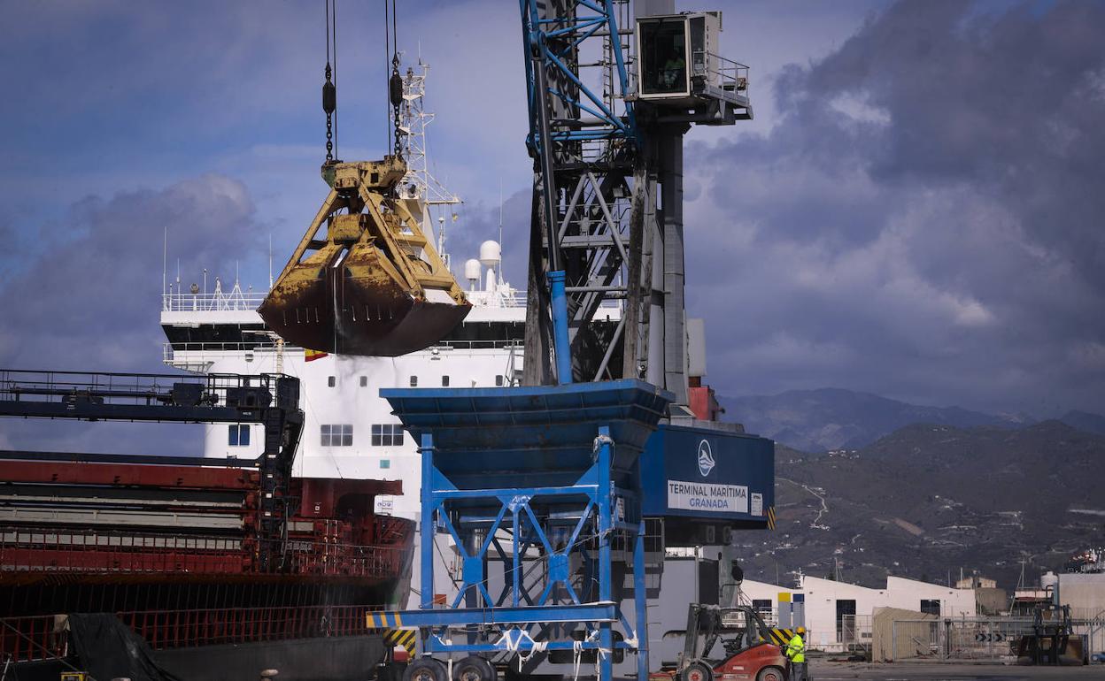 El Puerto de Motril inicia contactos con los operadores para activar las líneas marítimas con el Norte de África