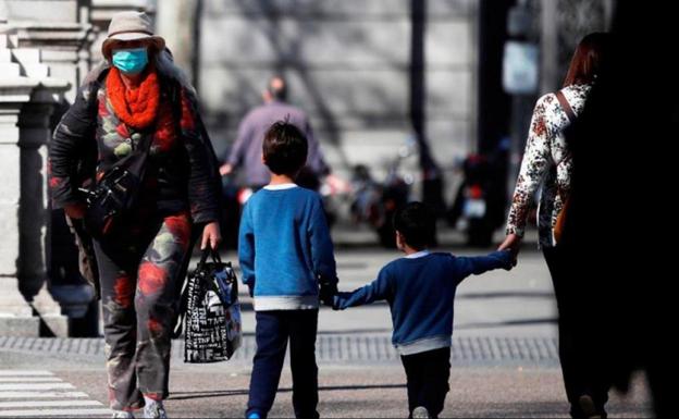 ¿Puedo montar a los niños en el coche durante el paseo? Todas las dudas sobre la salida de los menores