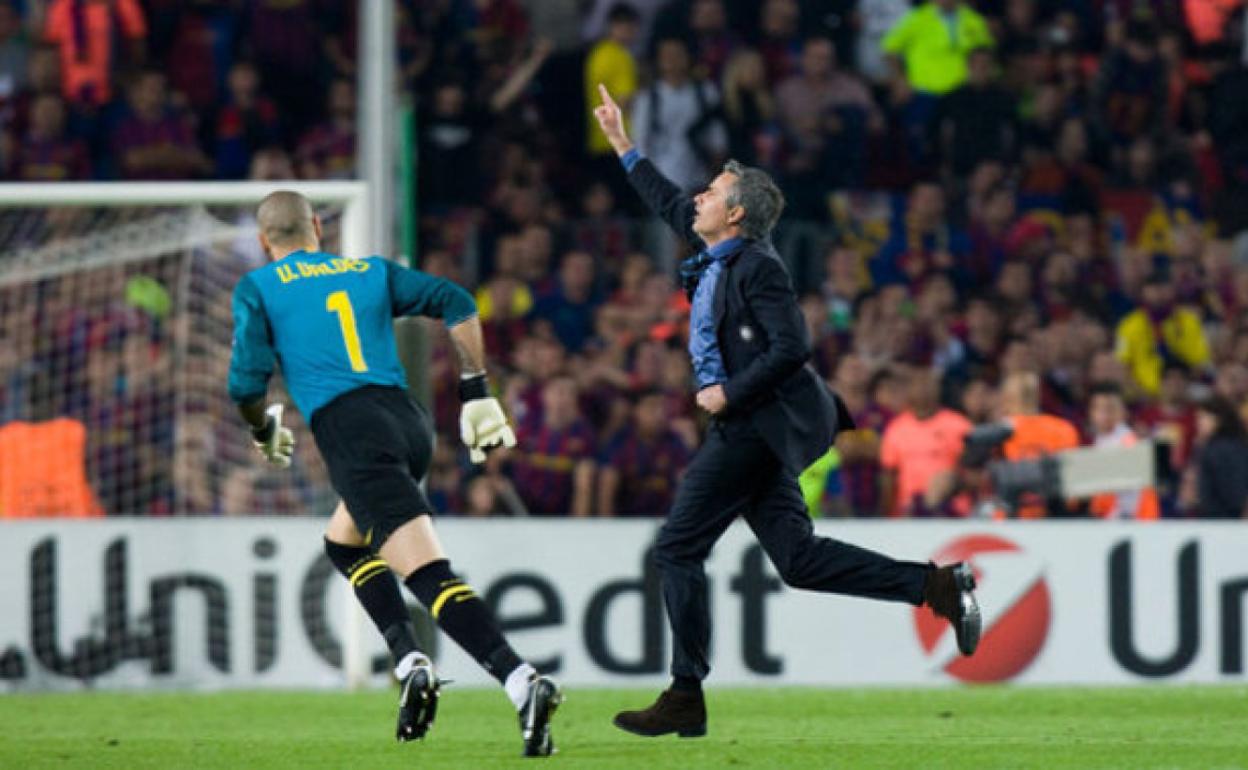 José Mourinho celebra la clasificación para la final de la Champions en el Camp Nou en presencia del portero Víctor Valdés.