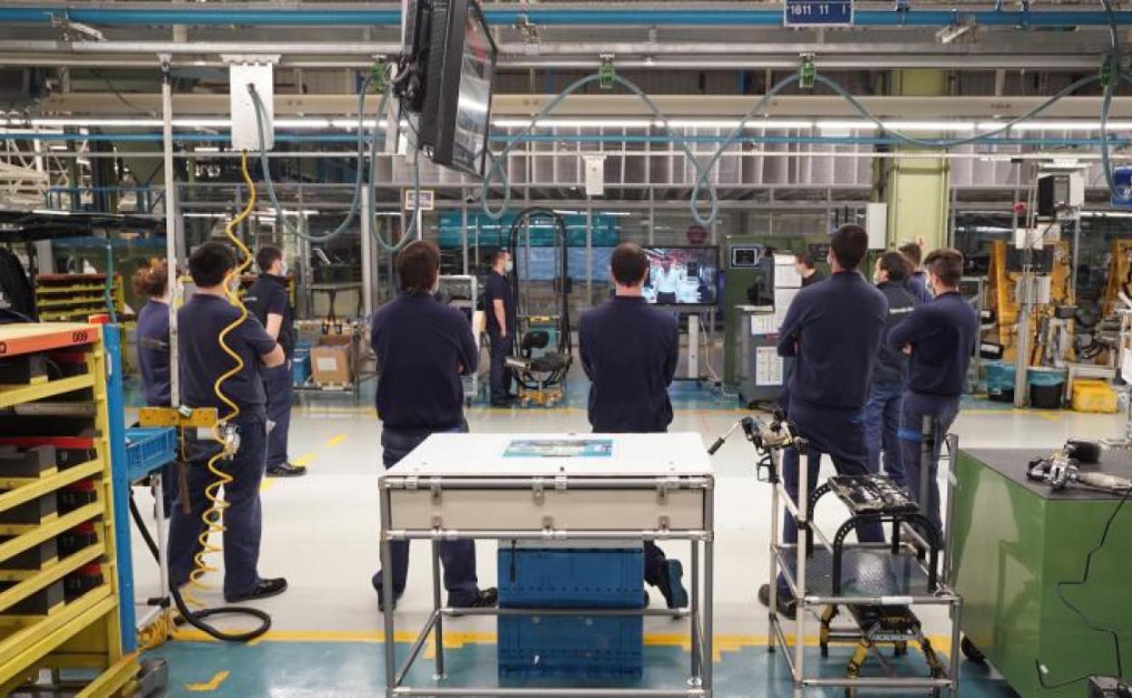 Trabajadores de una planta de producción de coches en Vitoria, tras su vuelta al trabajo este lunes. 