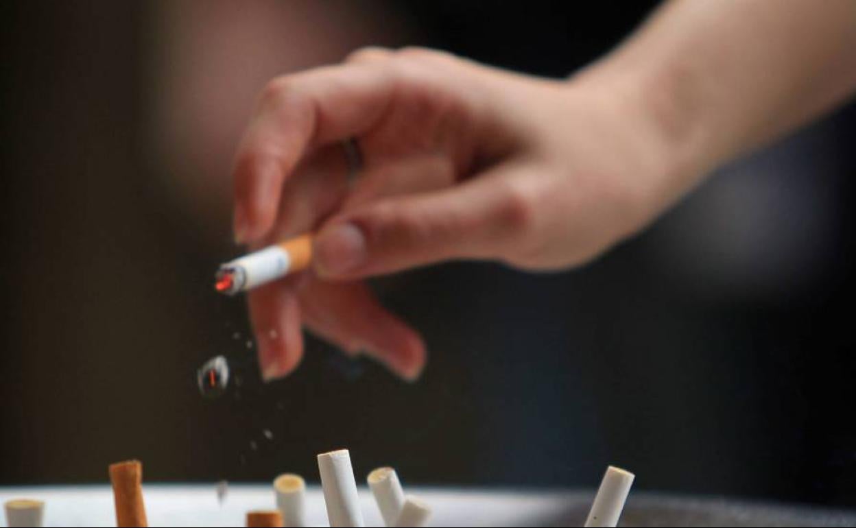 "Tenéis 2,4 opciones más de tener coronavirus": neumólogos avisan a fumadores y usuarios de cigarrillos electrónicos