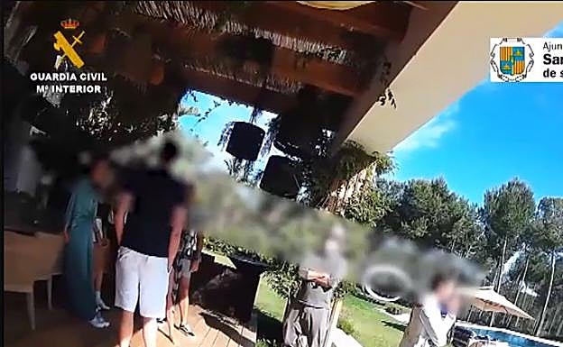 Fiesta con catering y DJ en Ibiza en plena cuarantena