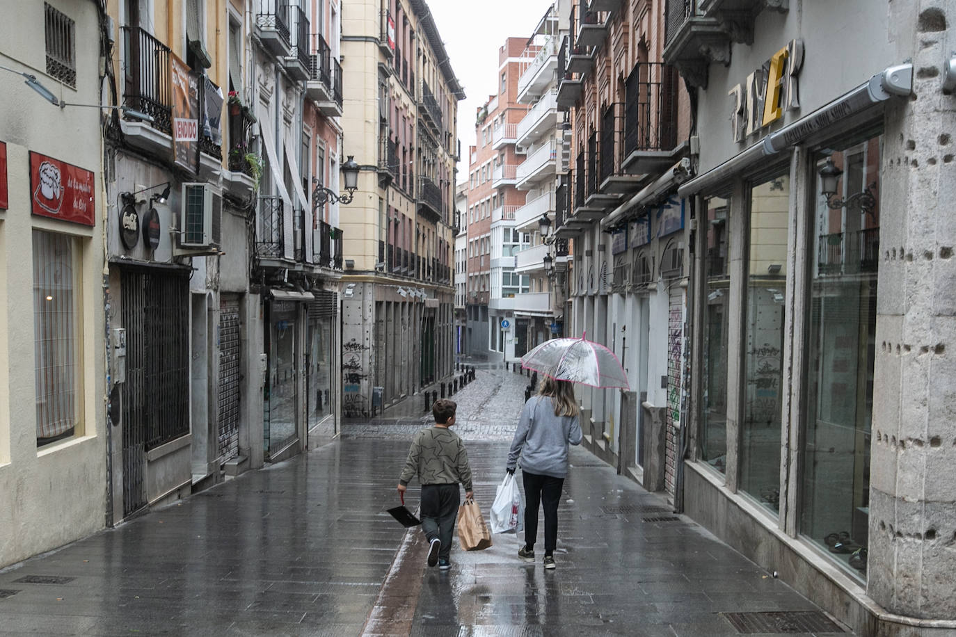 Comercios cerrados en el centro de Granada durante el estado de alarma. 