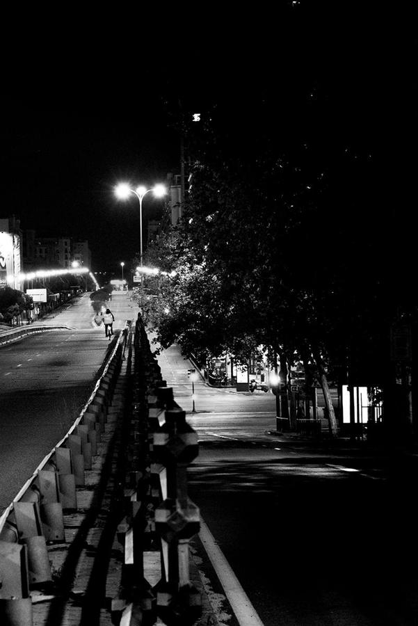 Sólo algunos 'riders' se atreven a desafiar la soledad de las calles nocturnas.