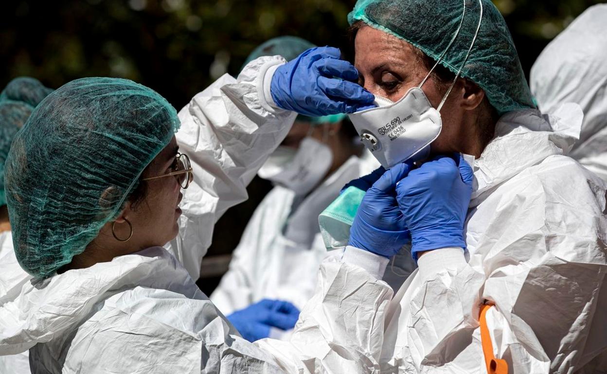 Sanitarios con mascarillas. 