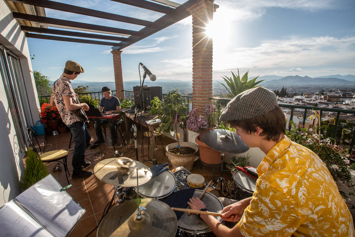 Los Cook, Abe Oquendo y Erica Barlow cantan desde sus balcones Wonderful World. 