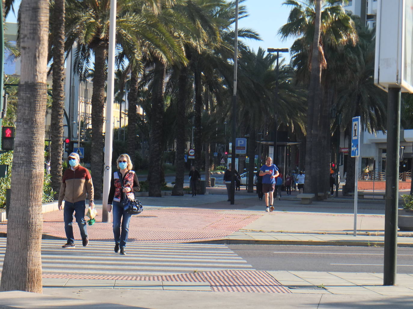 La estampa de las parejas caminando o de los grupos de personas es muy aislada. 