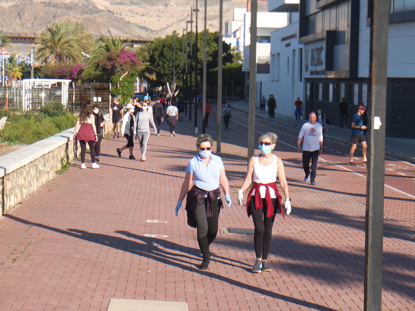 La estampa de las parejas caminando o de los grupos de personas es muy aislada. 