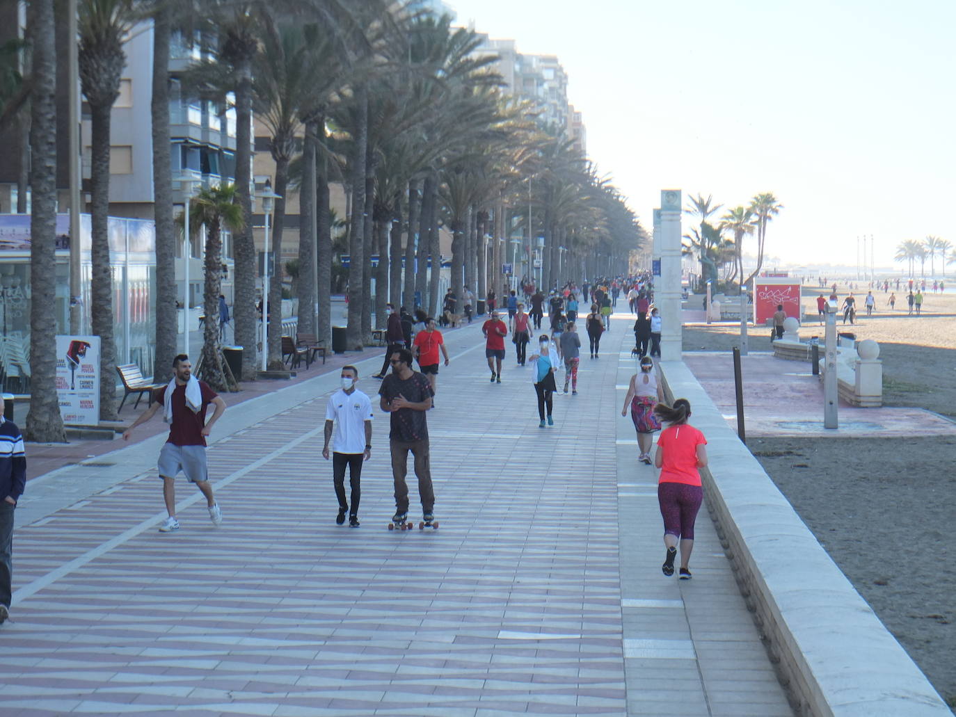 La estampa de las parejas caminando o de los grupos de personas es muy aislada. 