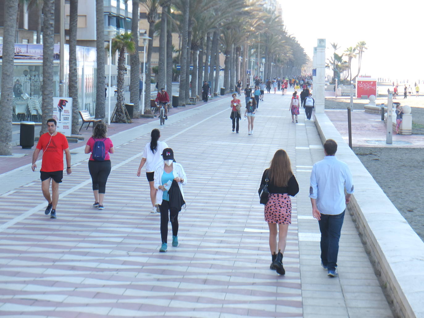 La estampa de las parejas caminando o de los grupos de personas es muy aislada. 