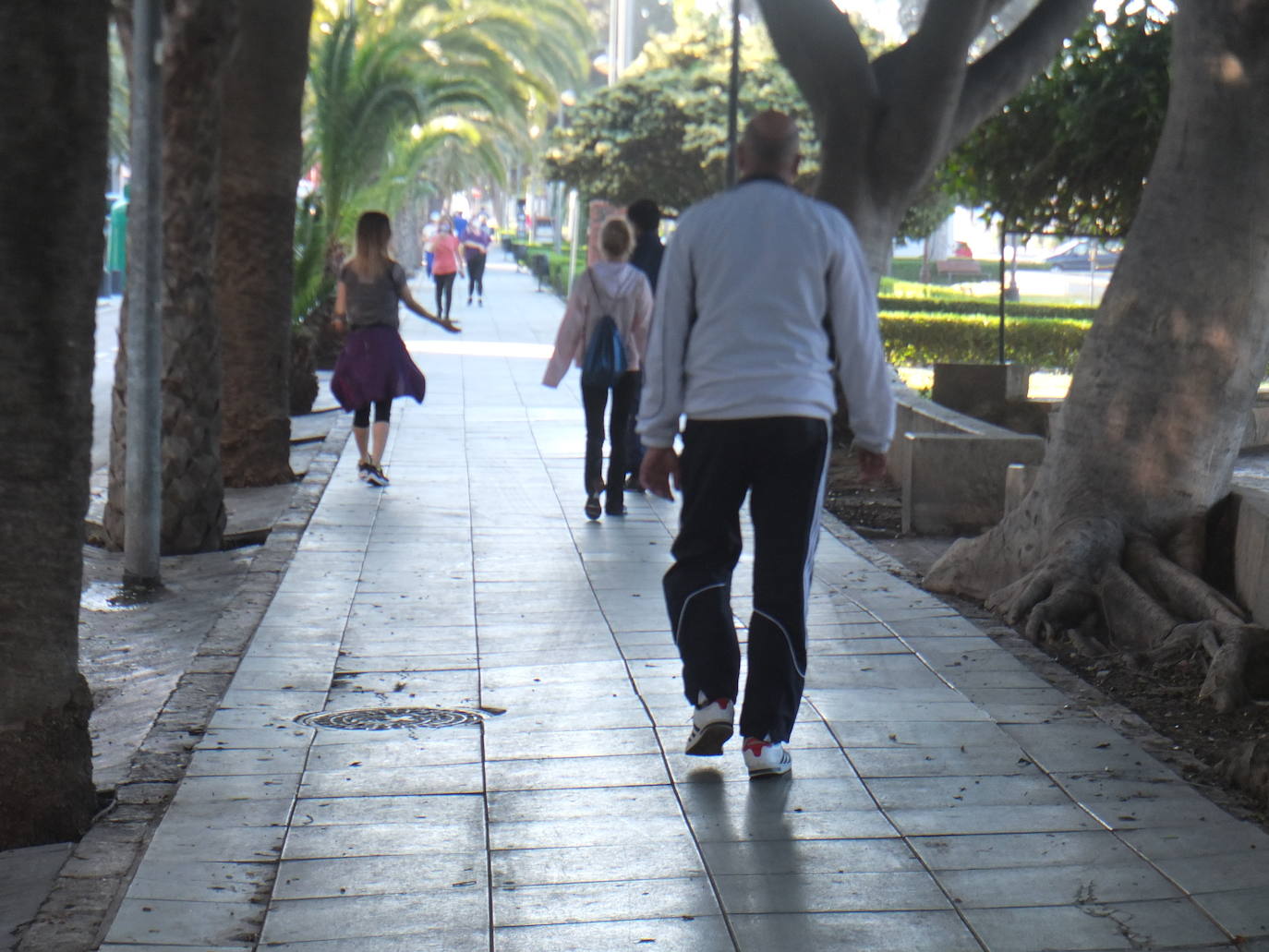 La estampa de las parejas caminando o de los grupos de personas es muy aislada. 
