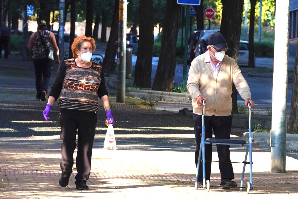 En el horario estipulado para hacerlo, las personas de más de 70 años han paseado de nuevo por las calles de la ciudad