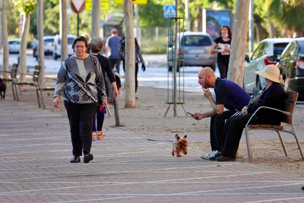 En el horario estipulado para hacerlo, las personas de más de 70 años han paseado de nuevo por las calles de la ciudad