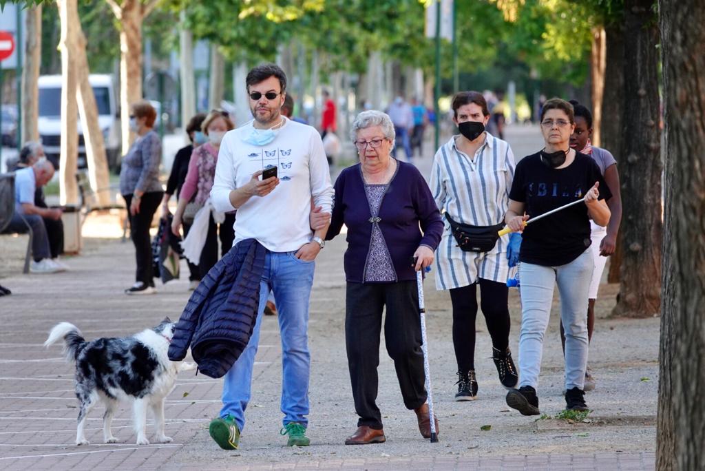En el horario estipulado para hacerlo, las personas de más de 70 años han paseado de nuevo por las calles de la ciudad