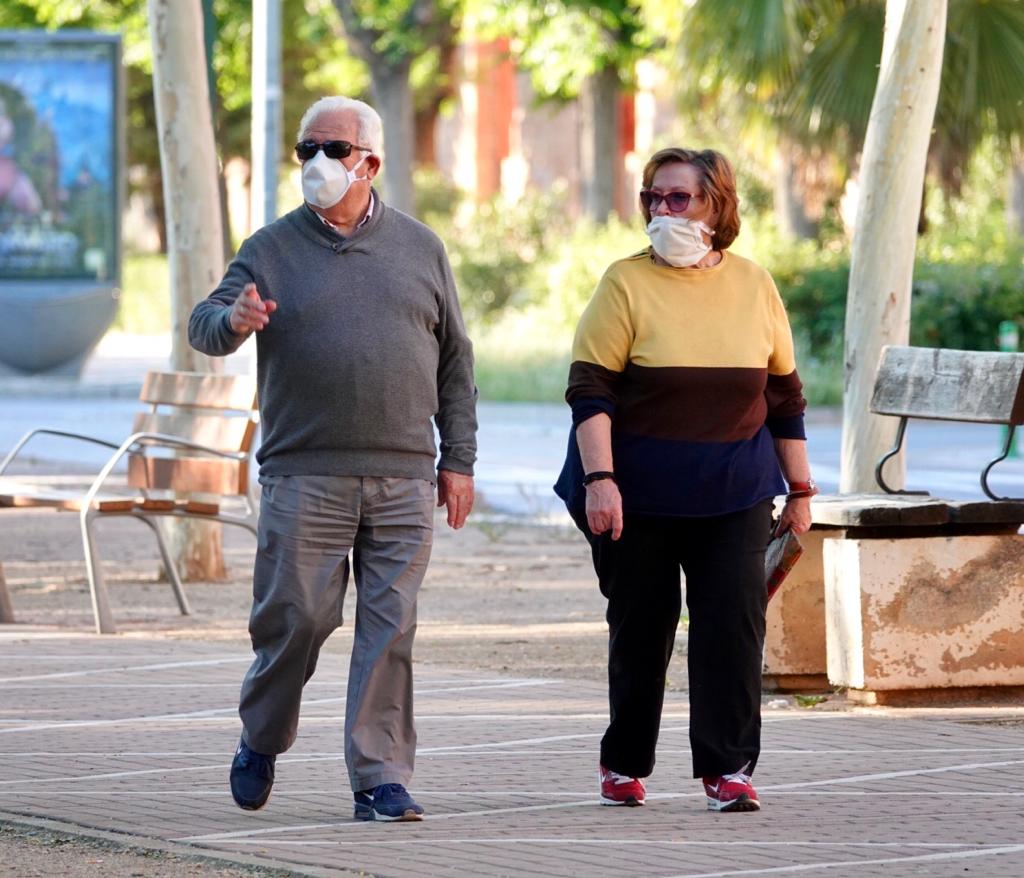 En el horario estipulado para hacerlo, las personas de más de 70 años han paseado de nuevo por las calles de la ciudad