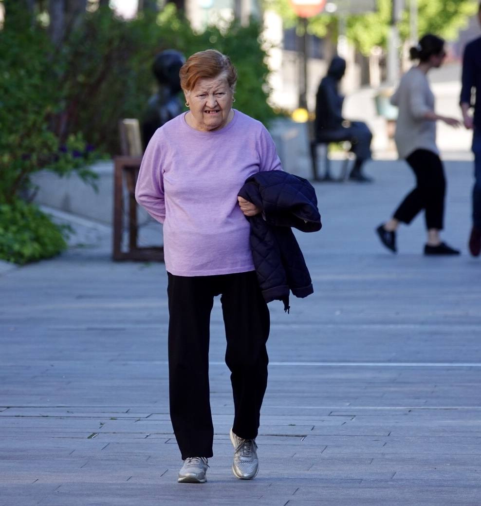 En el horario estipulado para hacerlo, las personas de más de 70 años han paseado de nuevo por las calles de la ciudad