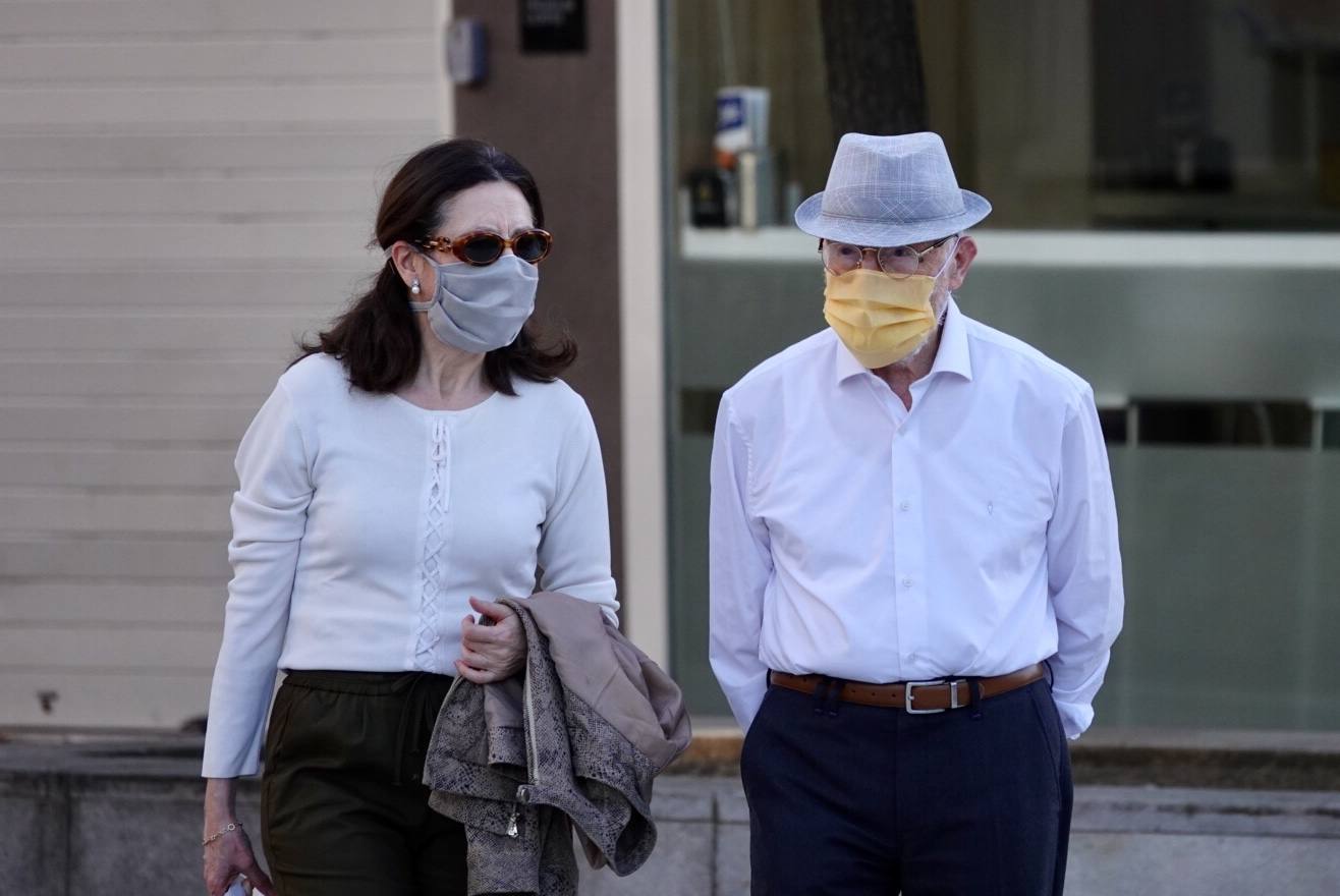 En el horario estipulado para hacerlo, las personas de más de 70 años han paseado de nuevo por las calles de la ciudad