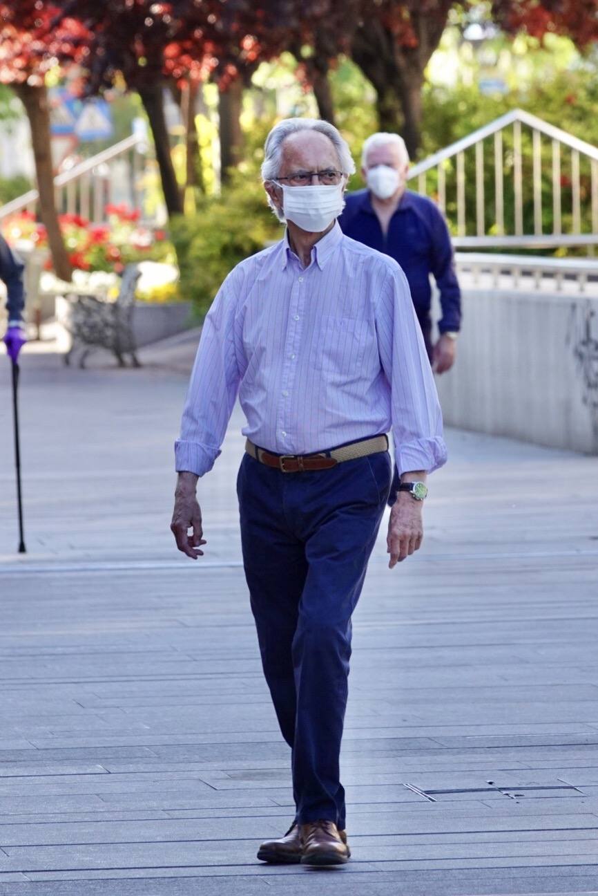 En el horario estipulado para hacerlo, las personas de más de 70 años han paseado de nuevo por las calles de la ciudad