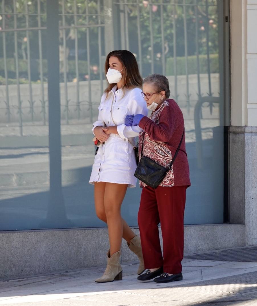 En el horario estipulado para hacerlo, las personas de más de 70 años han paseado de nuevo por las calles de la ciudad