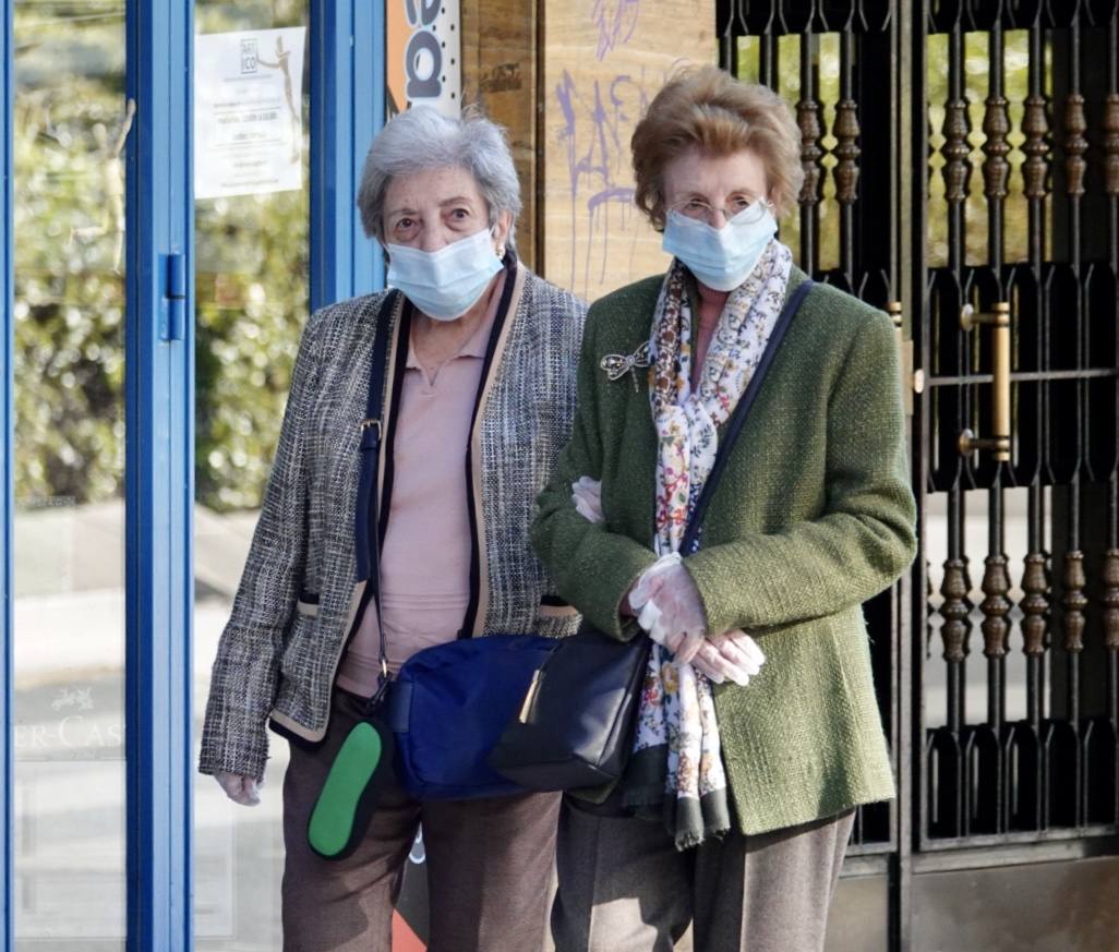 En el horario estipulado para hacerlo, las personas de más de 70 años han paseado de nuevo por las calles de la ciudad