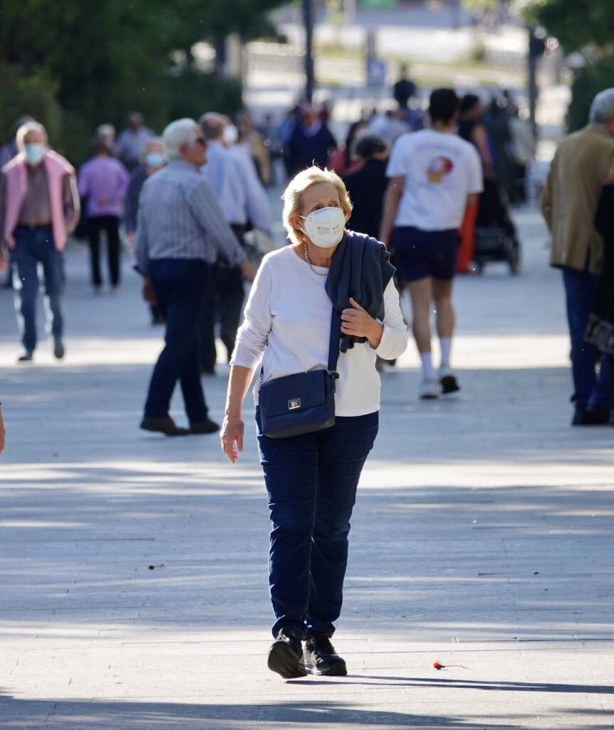 En el horario estipulado para hacerlo, las personas de más de 70 años han paseado de nuevo por las calles de la ciudad