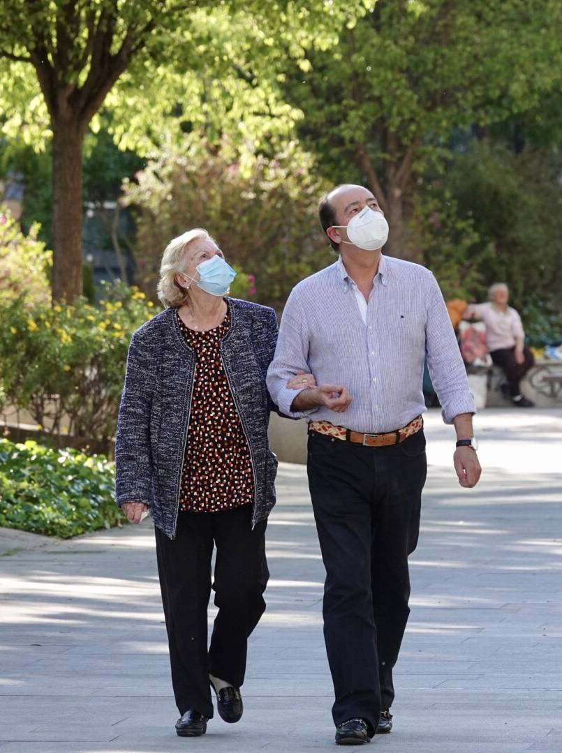 En el horario estipulado para hacerlo, las personas de más de 70 años han paseado de nuevo por las calles de la ciudad
