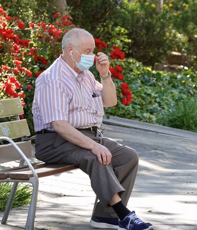 En el horario estipulado para hacerlo, las personas de más de 70 años han paseado de nuevo por las calles de la ciudad