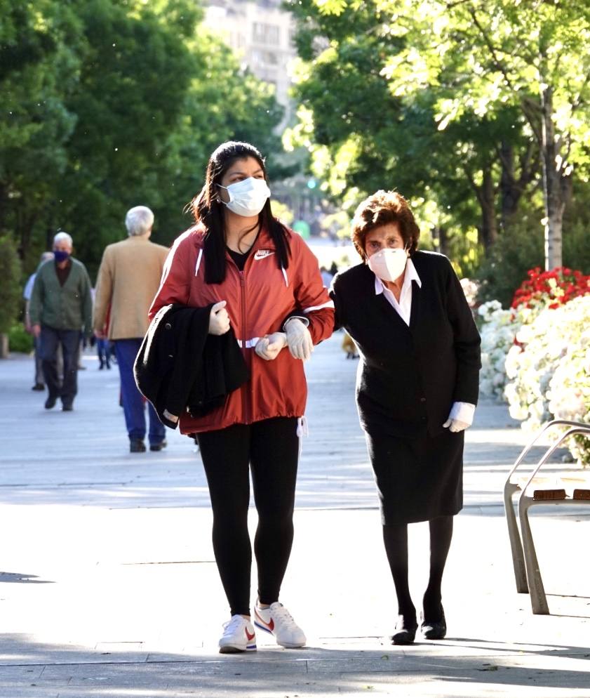 En el horario estipulado para hacerlo, las personas de más de 70 años han paseado de nuevo por las calles de la ciudad