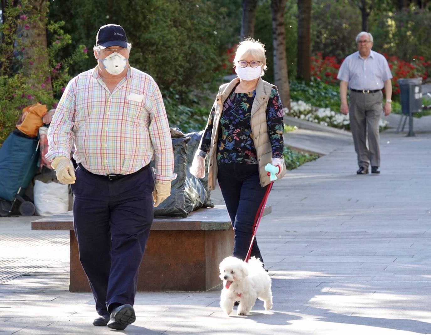 En el horario estipulado para hacerlo, las personas de más de 70 años han paseado de nuevo por las calles de la ciudad