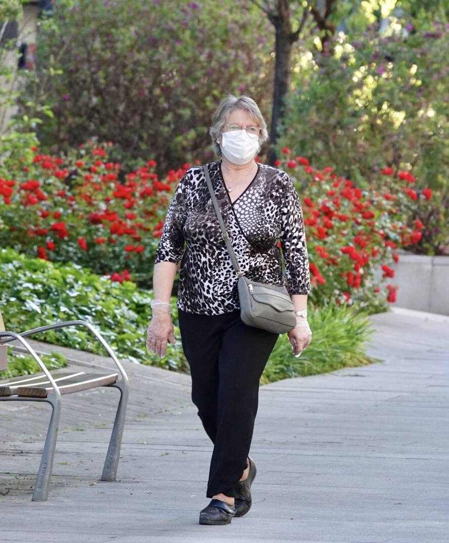 En el horario estipulado para hacerlo, las personas de más de 70 años han paseado de nuevo por las calles de la ciudad