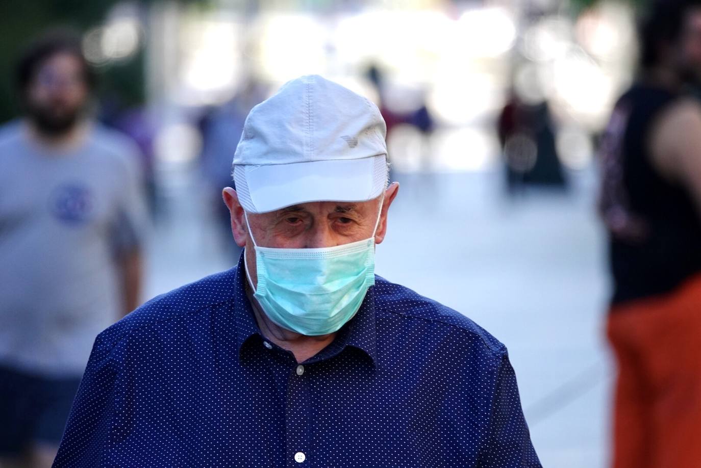 En el horario estipulado para hacerlo, las personas de más de 70 años han paseado de nuevo por las calles de la ciudad