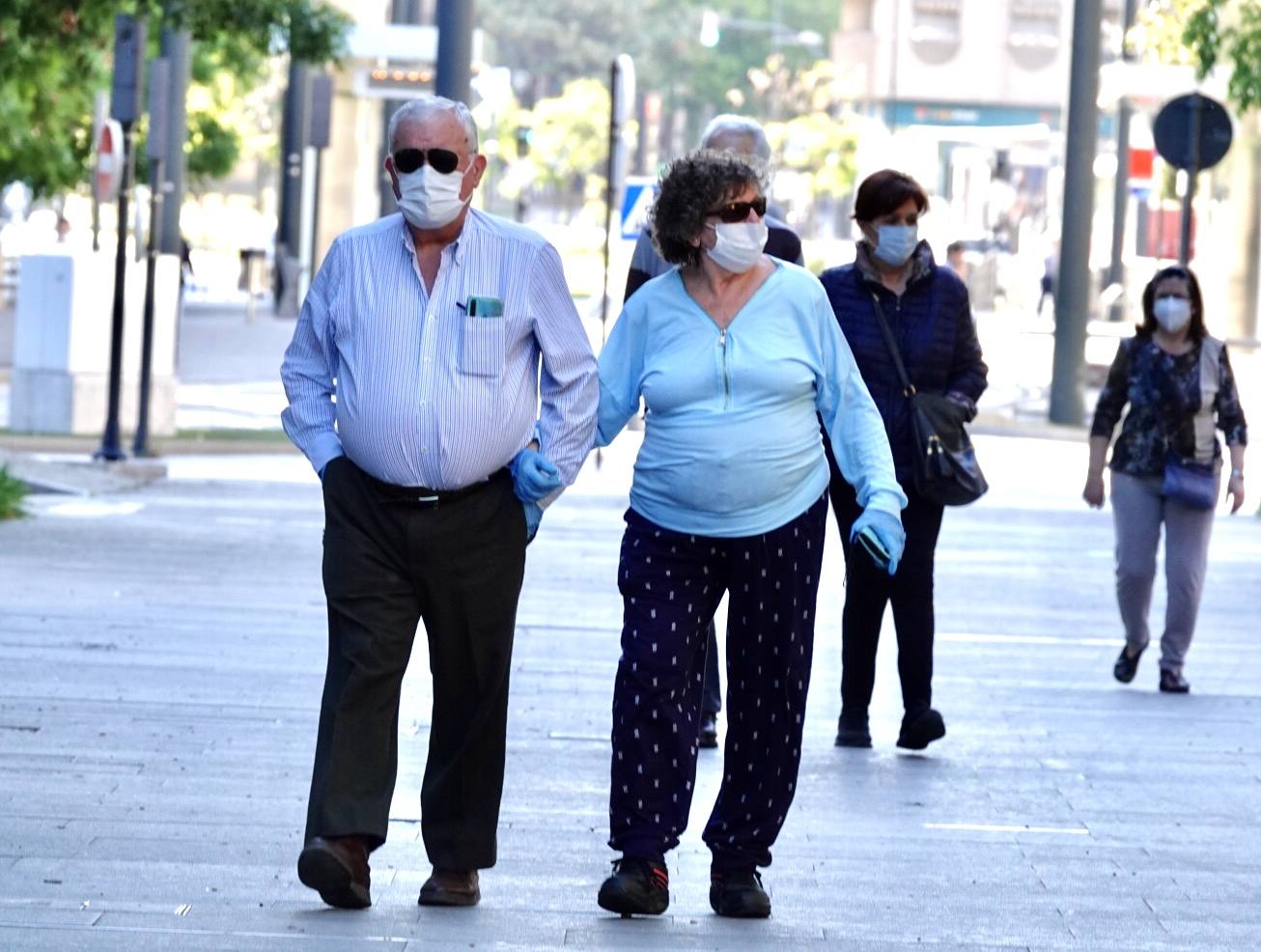 En el horario estipulado para hacerlo, las personas de más de 70 años han paseado de nuevo por las calles de la ciudad