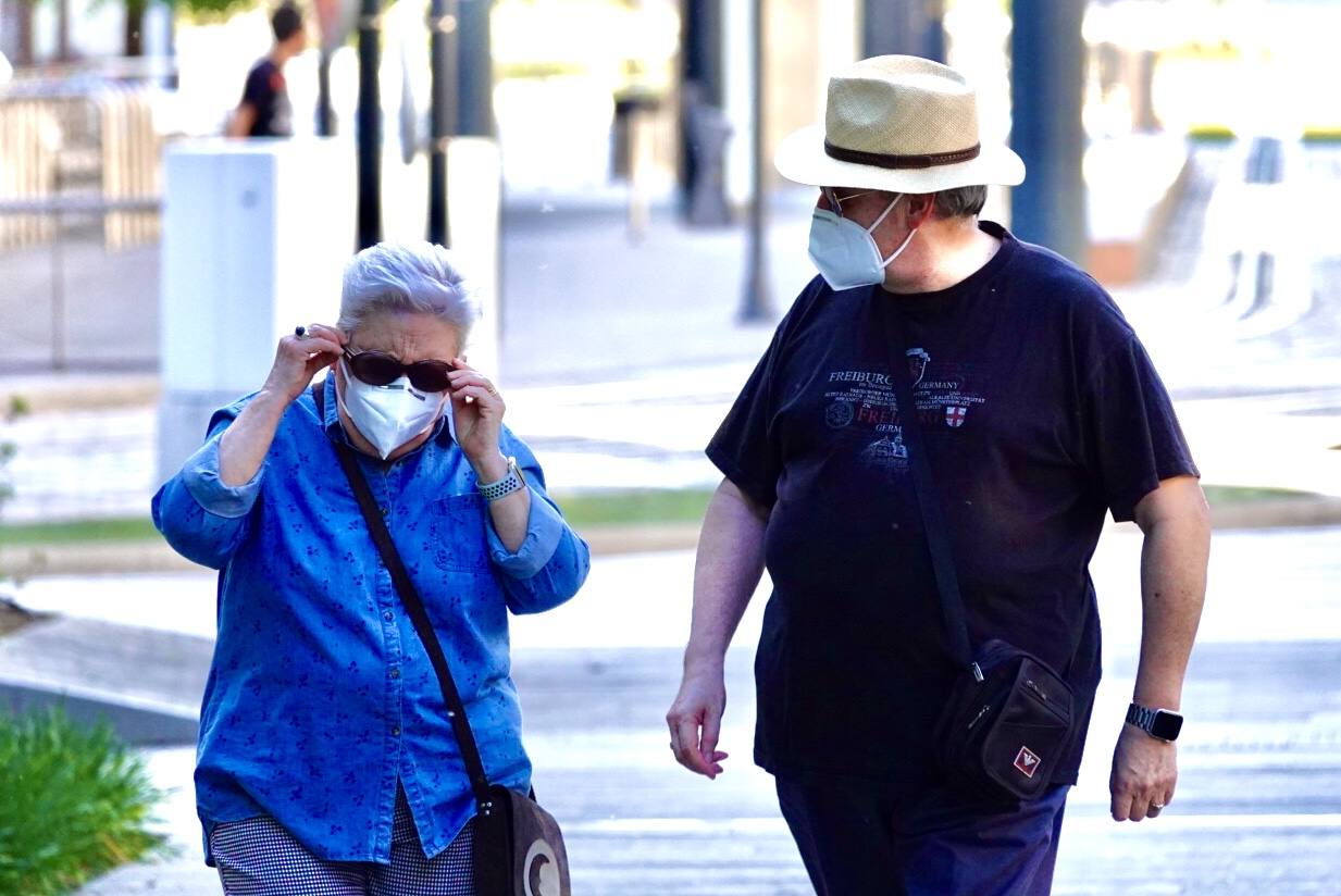 En el horario estipulado para hacerlo, las personas de más de 70 años han paseado de nuevo por las calles de la ciudad