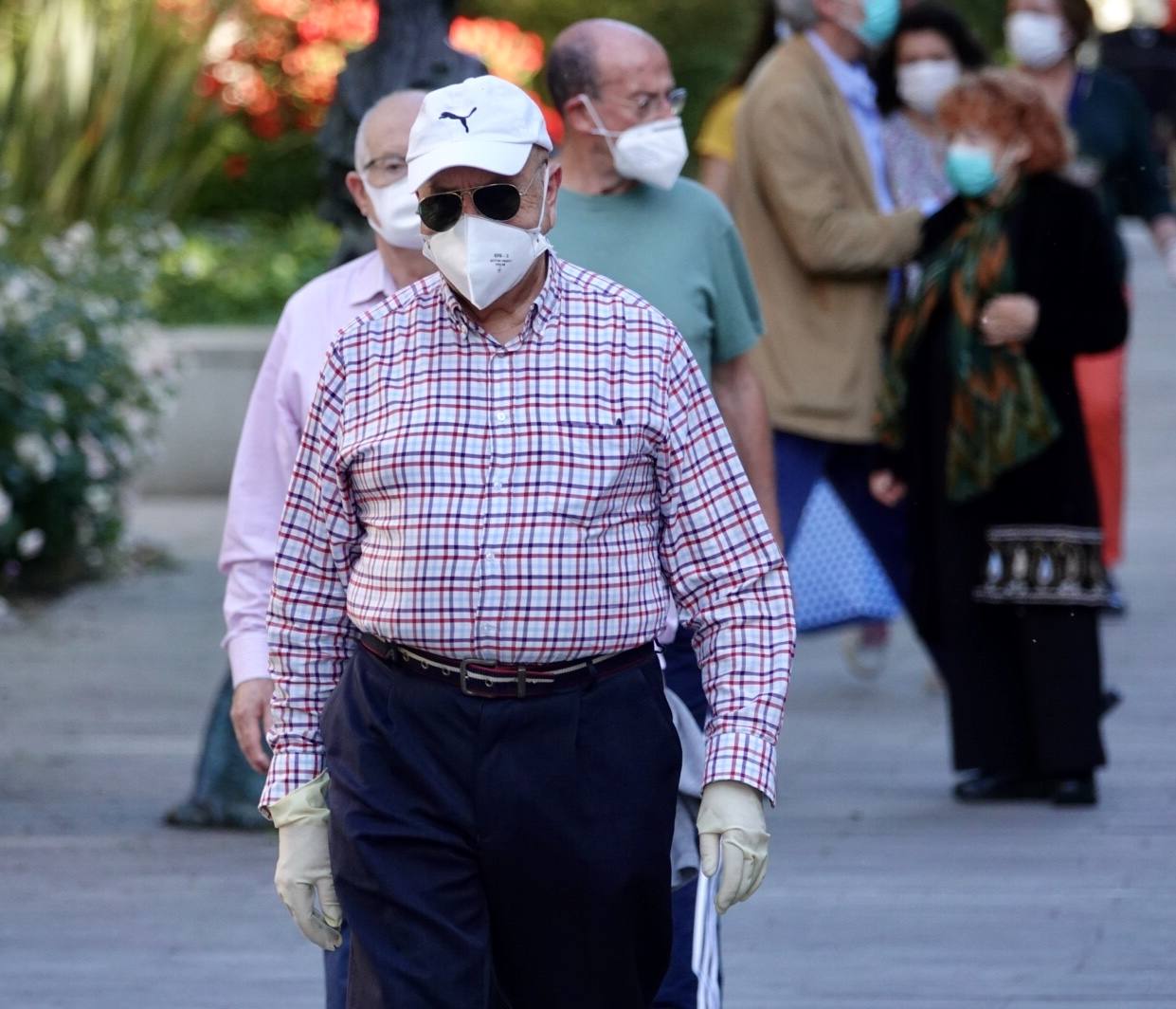 En el horario estipulado para hacerlo, las personas de más de 70 años han paseado de nuevo por las calles de la ciudad
