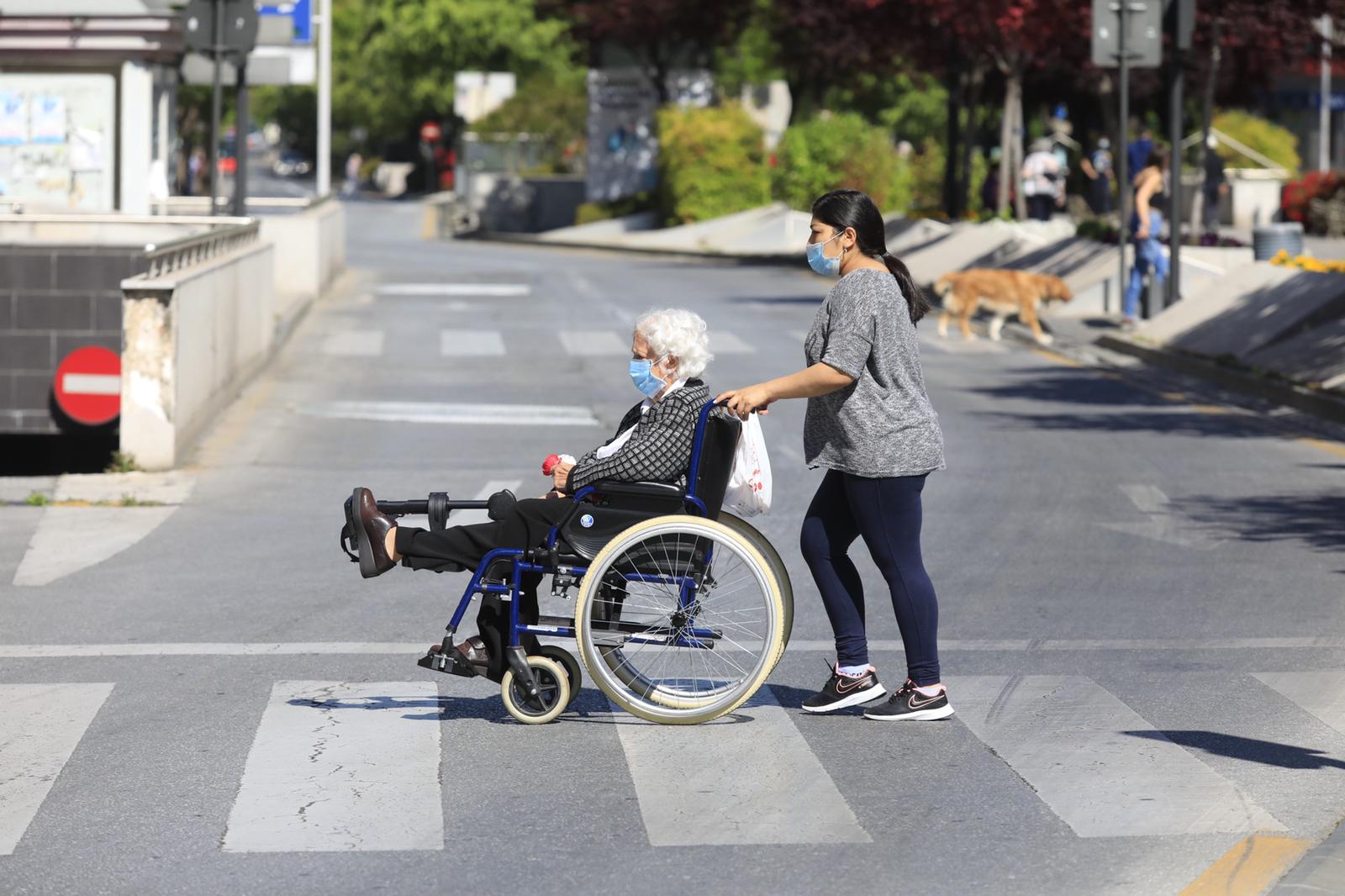 En el horario estipulado para hacerlo, las personas de más de 70 años han paseado de nuevo por las calles de la ciudad
