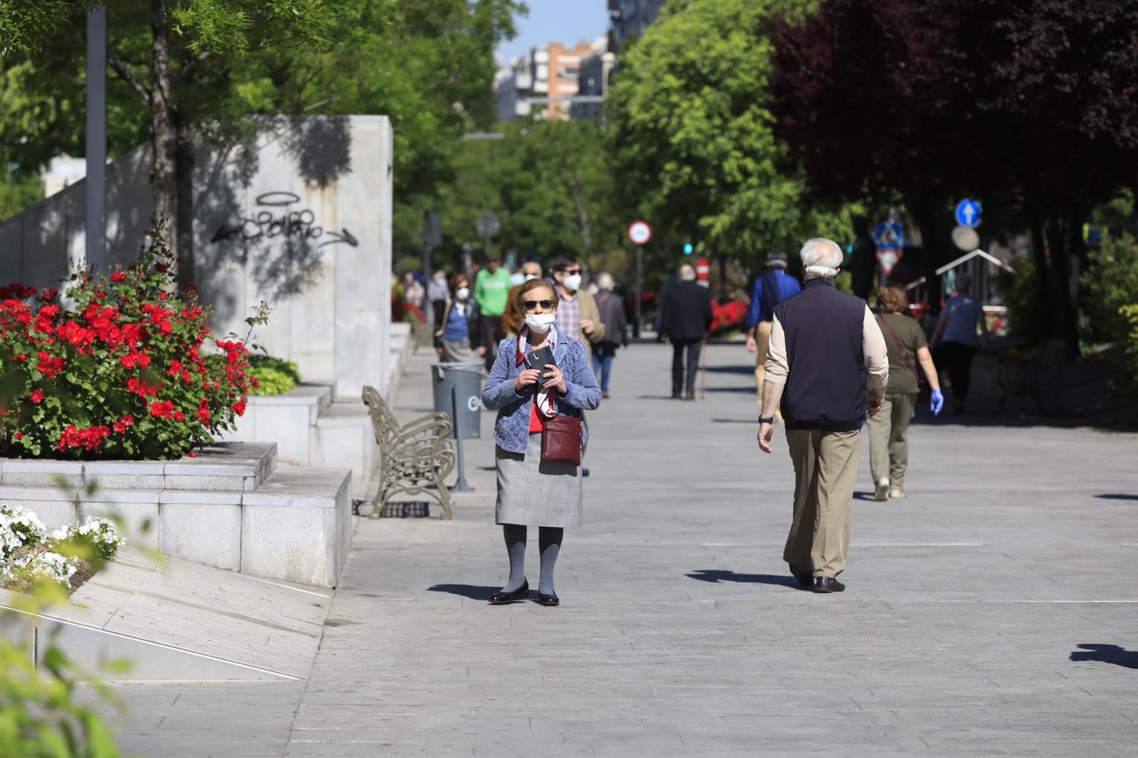 En el horario estipulado para hacerlo, las personas de más de 70 años han paseado de nuevo por las calles de la ciudad