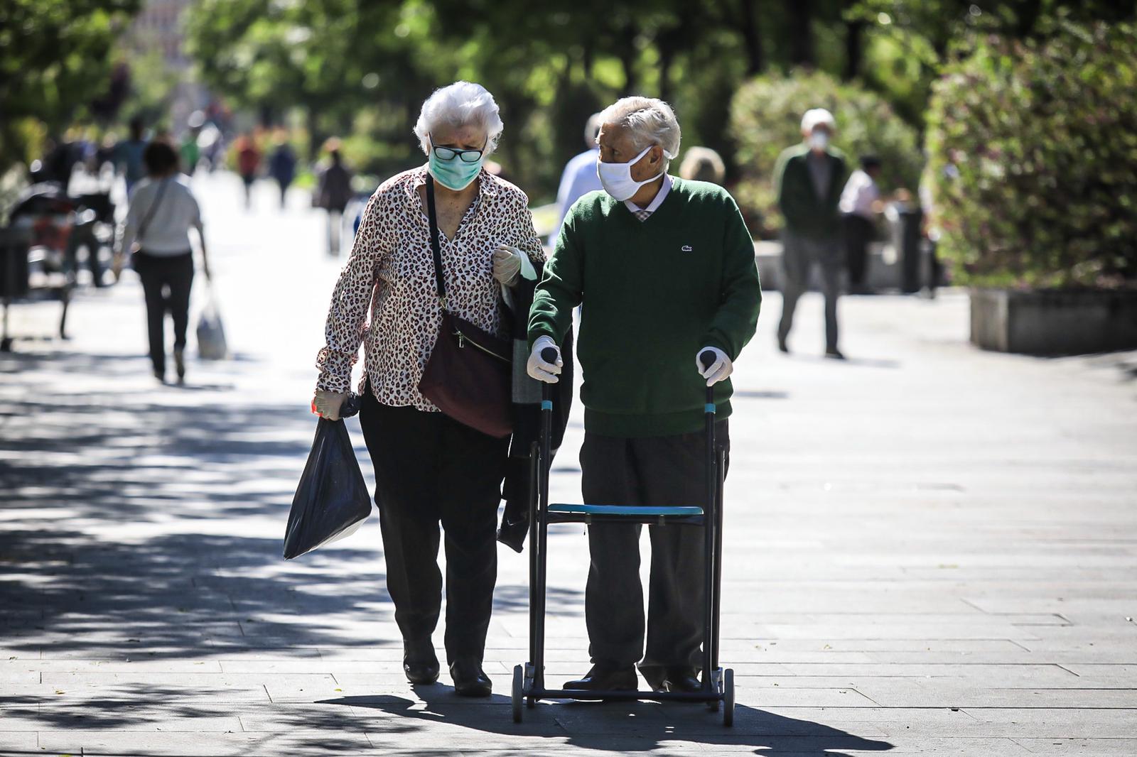 En el horario estipulado para hacerlo, las personas de más de 70 años han paseado de nuevo por las calles de la ciudad