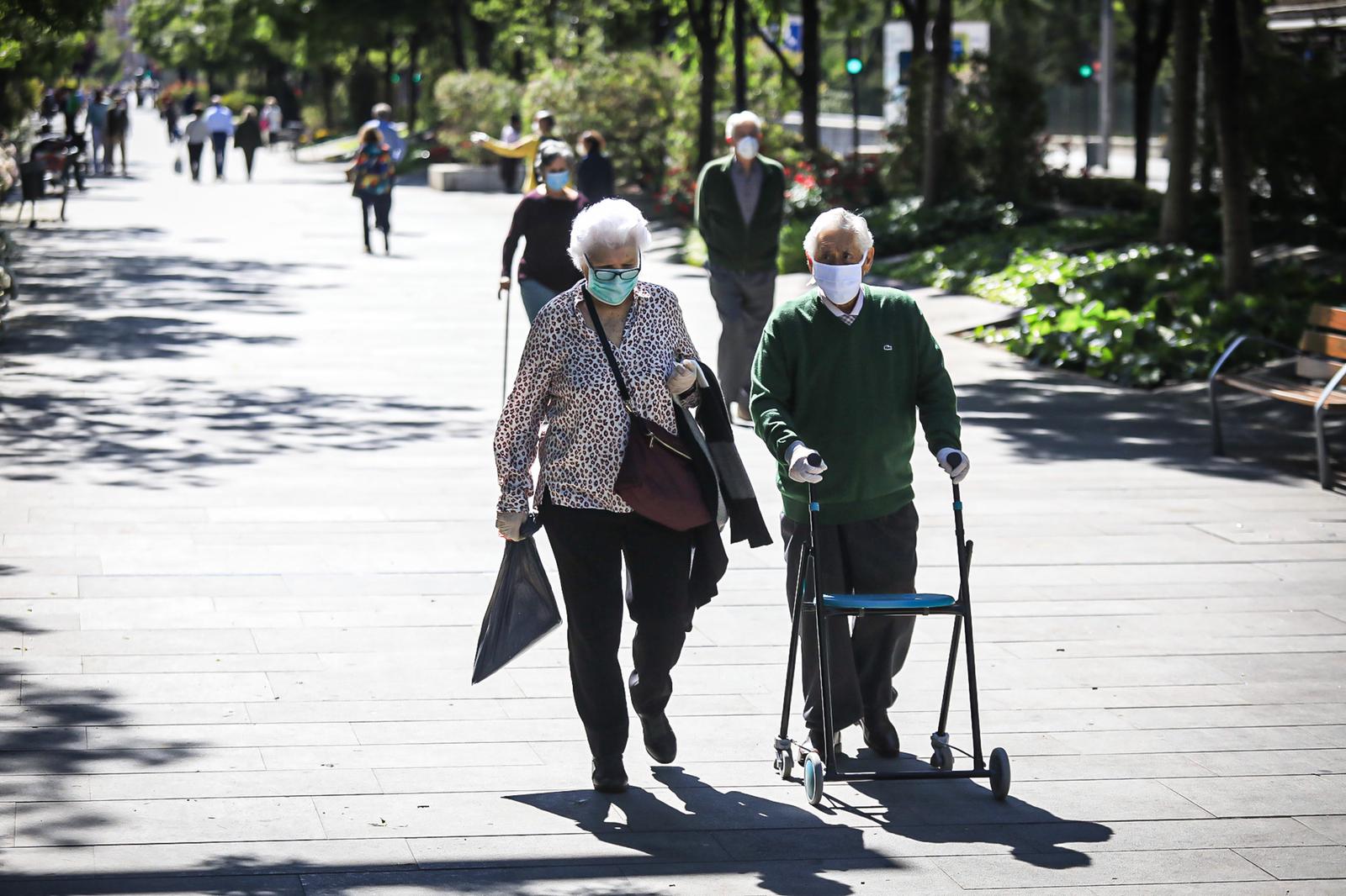 En el horario estipulado para hacerlo, las personas de más de 70 años han paseado de nuevo por las calles de la ciudad
