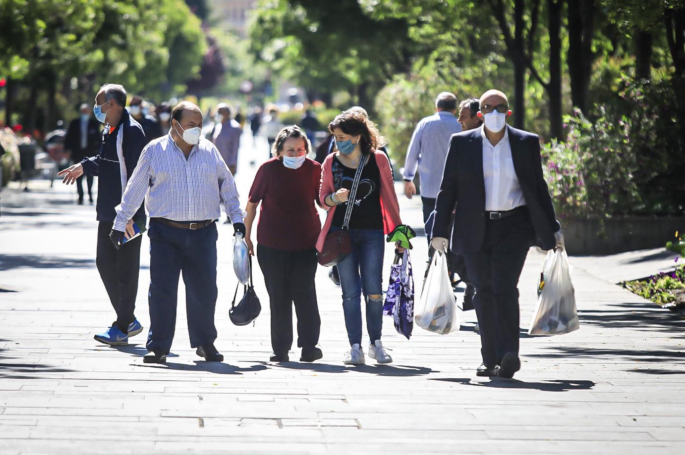 En el horario estipulado para hacerlo, las personas de más de 70 años han paseado de nuevo por las calles de la ciudad