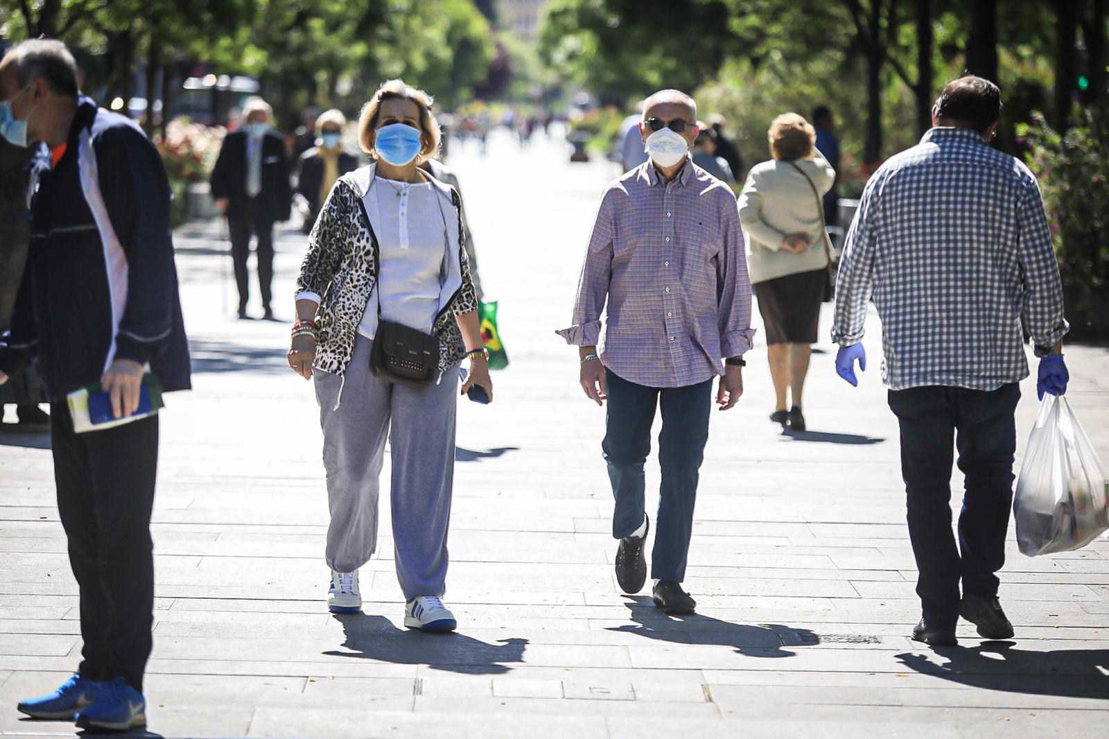 En el horario estipulado para hacerlo, las personas de más de 70 años han paseado de nuevo por las calles de la ciudad