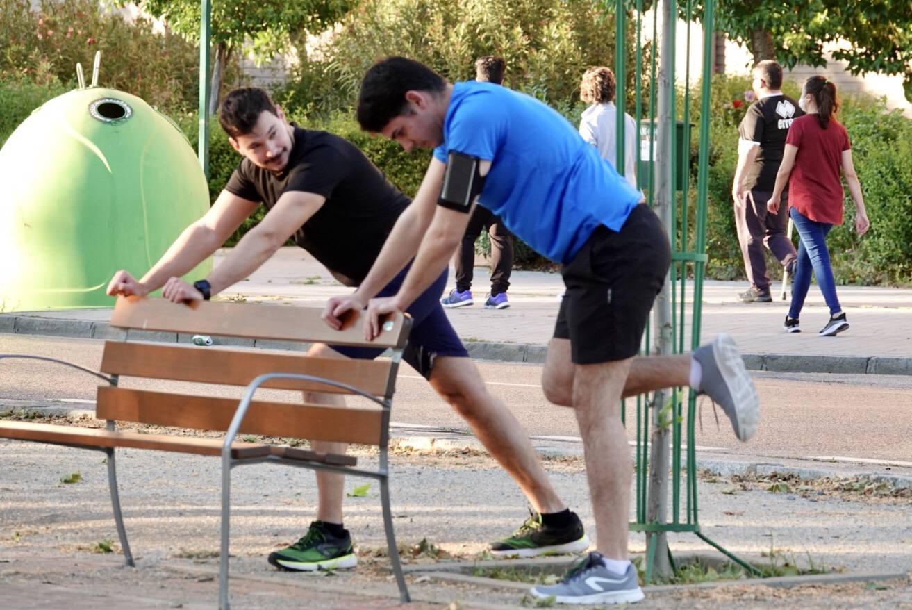 Las calles de la ciudad se han llenado de ciudadanos que han salido a las calles y plazas a partir de las 20.00 horas 