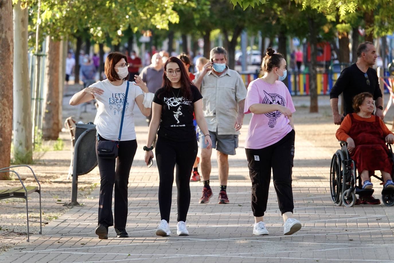 Las calles de la ciudad se han llenado de ciudadanos que han salido a las calles y plazas a partir de las 20.00 horas 