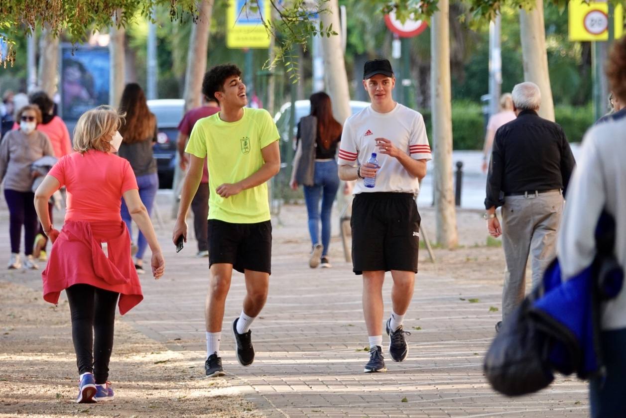 Las calles de la ciudad se han llenado de ciudadanos que han salido a las calles y plazas a partir de las 20.00 horas 