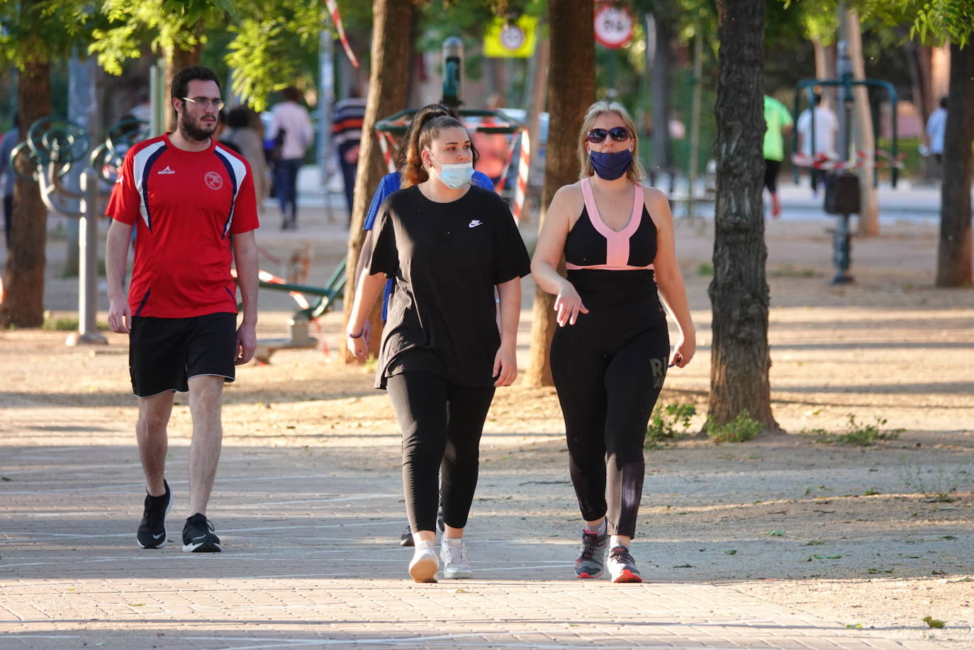 Las calles de la ciudad se han llenado de ciudadanos que han salido a las calles y plazas a partir de las 20.00 horas 