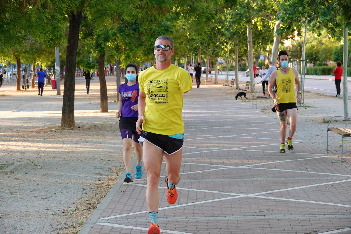 Las calles de la ciudad se han llenado de ciudadanos que han salido a las calles y plazas a partir de las 20.00 horas 