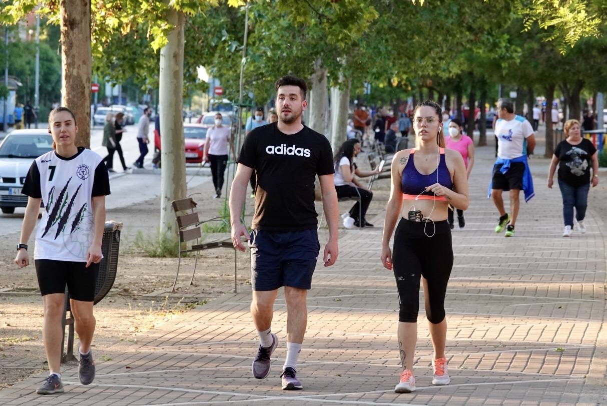 Las calles de la ciudad se han llenado de ciudadanos que han salido a las calles y plazas a partir de las 20.00 horas 