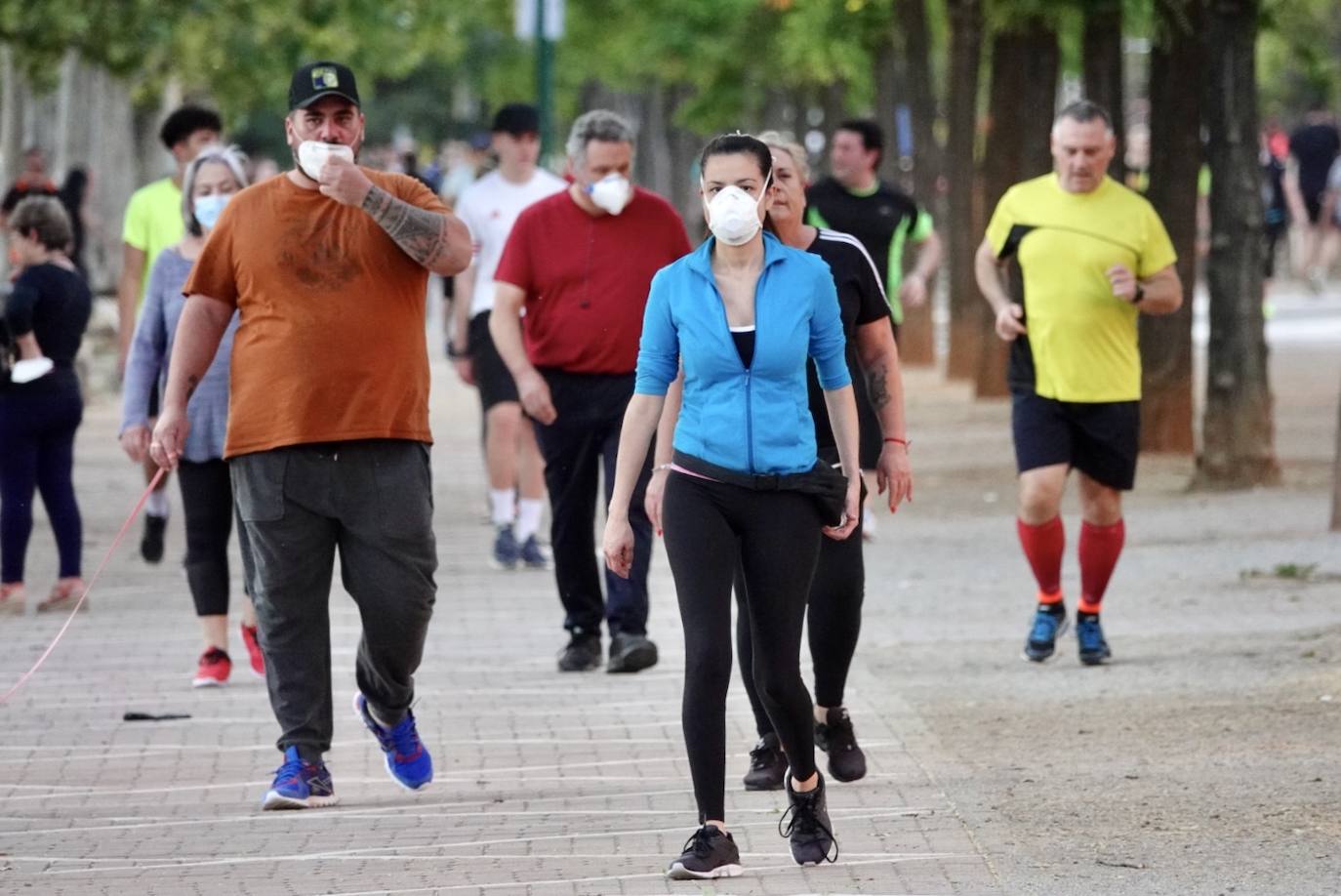 Las calles de la ciudad se han llenado de ciudadanos que han salido a las calles y plazas a partir de las 20.00 horas 