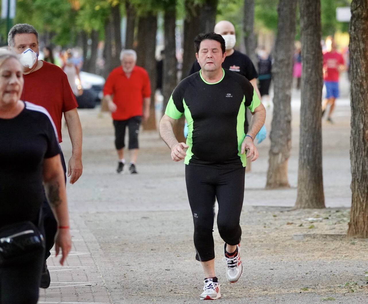 Las calles de la ciudad se han llenado de ciudadanos que han salido a las calles y plazas a partir de las 20.00 horas 