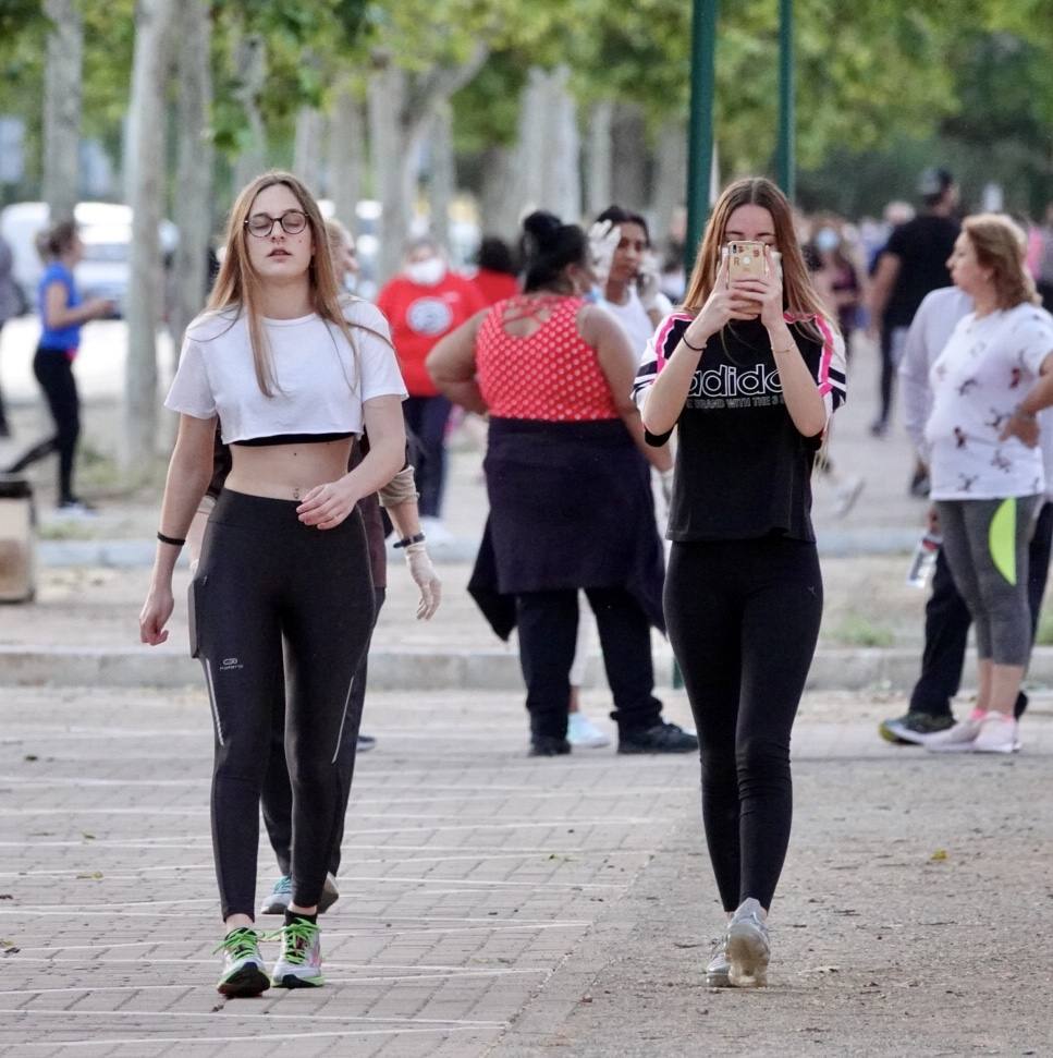 Las calles de la ciudad se han llenado de ciudadanos que han salido a las calles y plazas a partir de las 20.00 horas 